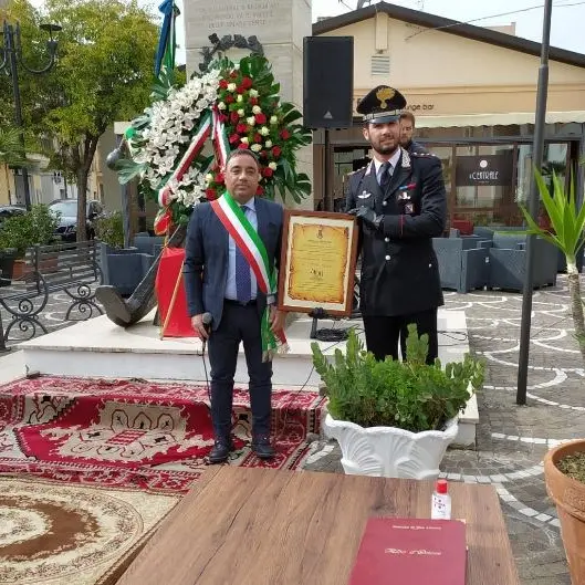 Il Milite ignoto cittadino di Cirò Marina, la cerimonia di consegna del sindaco al capitano dei carabinieri