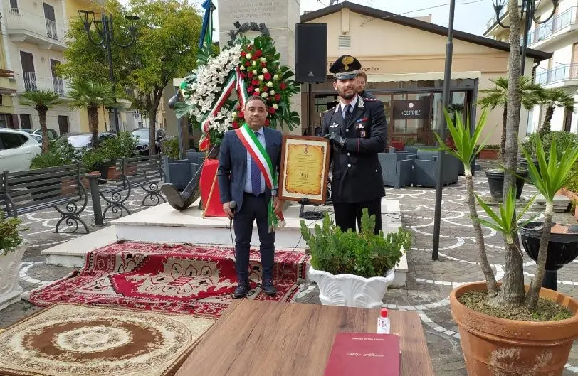 Il Milite ignoto cittadino di Cirò Marina, la cerimonia di consegna del sindaco al capitano dei carabinieri