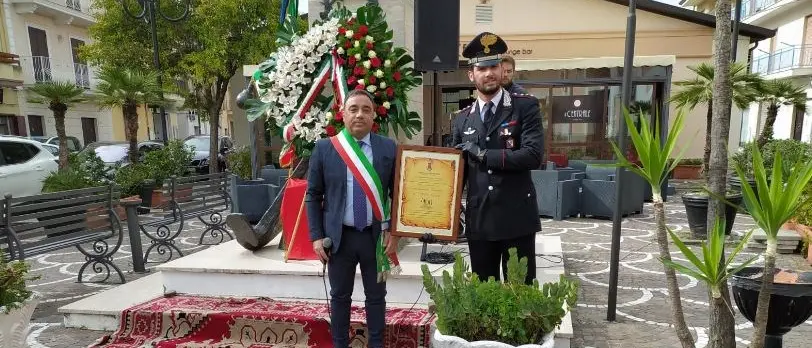Il Milite ignoto cittadino di Cirò Marina, la cerimonia di consegna del sindaco al capitano dei carabinieri