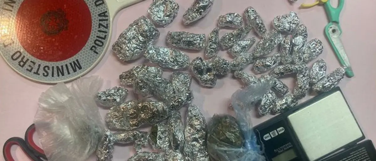 Crotone, nasconde 44 dosi di marijuana in un muro: arrestato