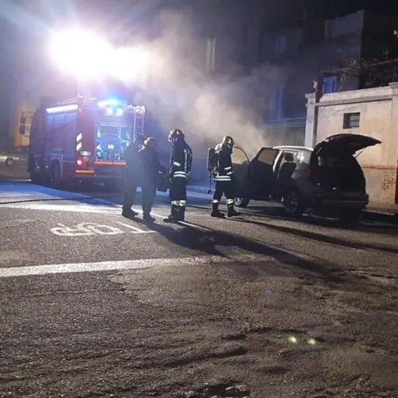 Siderno, in fiamme le auto del consigliere comunale Catalano e del figlio: non si esclude la matrice dolosa