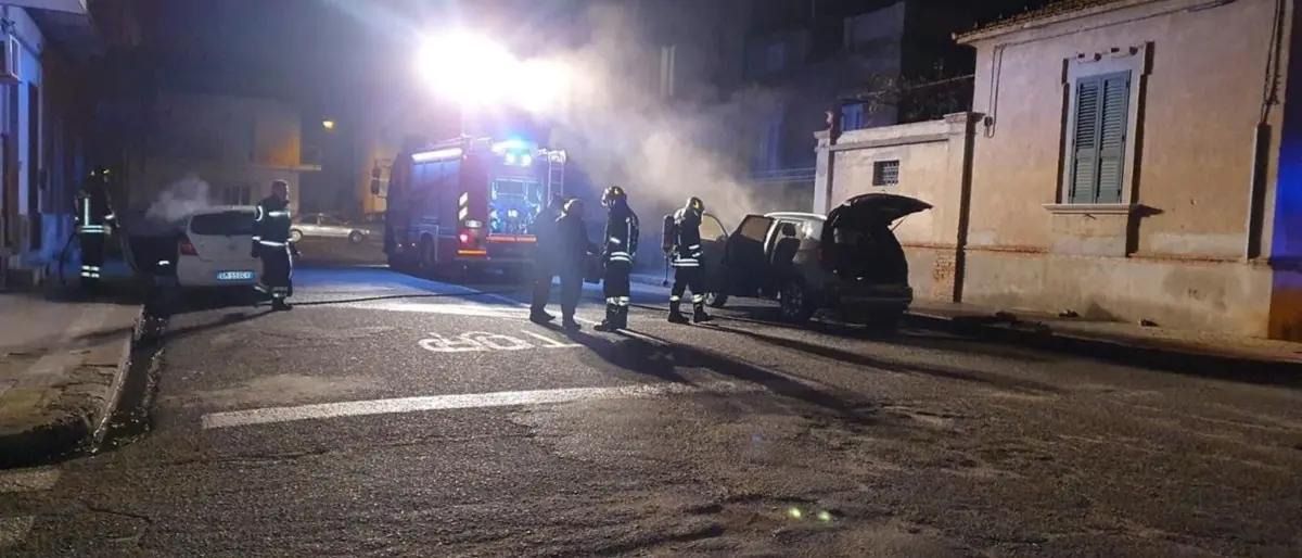 Siderno, in fiamme le auto del consigliere comunale Catalano e del figlio: non si esclude la matrice dolosa