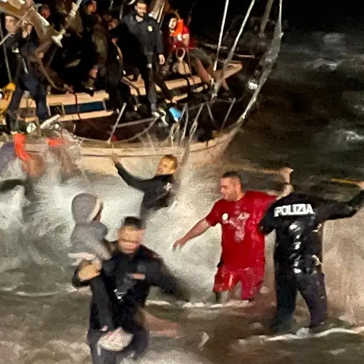 Sfidano il mare in tempesta per salvare migranti, il questore di Crotone incontra i poliziotti eroi