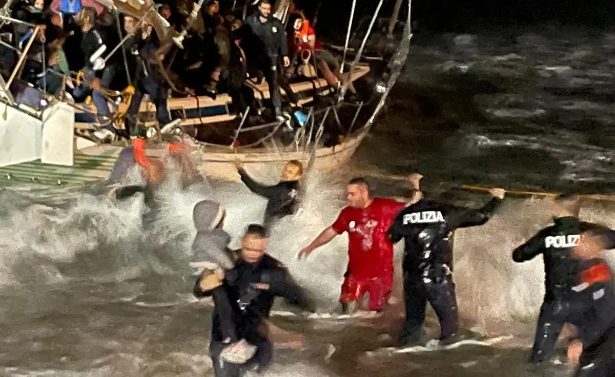 Sfidano il mare in tempesta per salvare migranti, il questore di Crotone incontra i poliziotti eroi