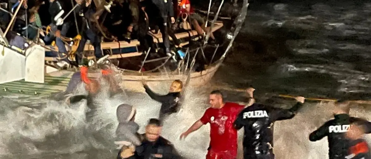 Sfidano il mare in tempesta per salvare migranti, il questore di Crotone incontra i poliziotti eroi