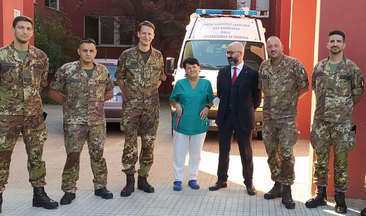 Cosenza, crisi respiratoria in strada per il blocco della mandibola: donna salvata da un’infermiera