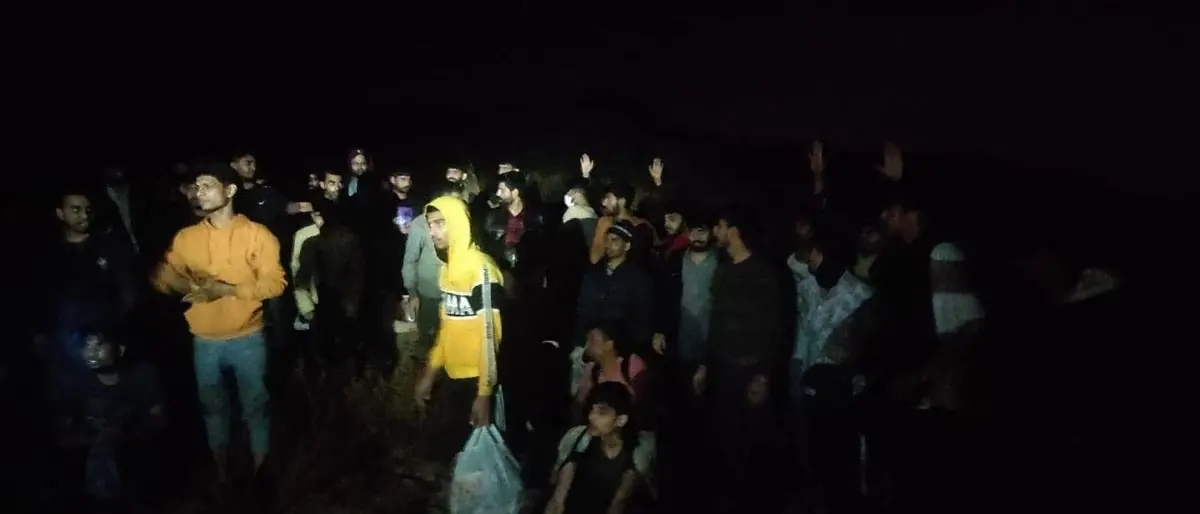 Migranti, due nuovi sbarchi in serata nel Crotonese: giunte circa 200 persone