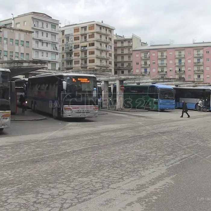 Cosenza, va in giro per la città con una pistola giocattolo e minaccia i carabinieri: denunciato