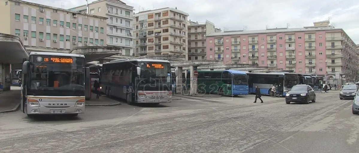 Cosenza, va in giro per la città con una pistola giocattolo e minaccia i carabinieri: denunciato
