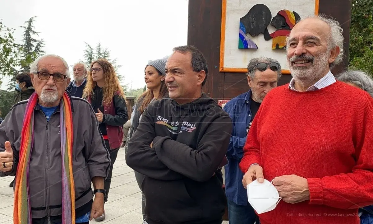 Riace, vip e comuni cittadini a centinaia in corteo per solidarizzare con Lucano: «Giustizia ingiusta»