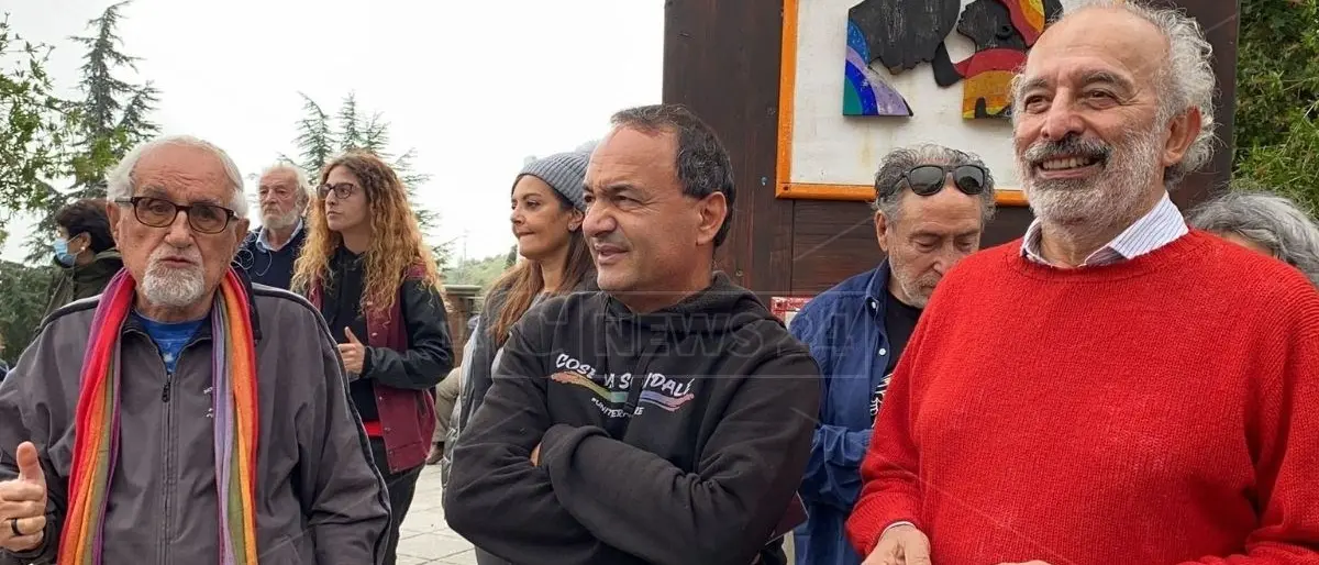 Riace, vip e comuni cittadini a centinaia in corteo per solidarizzare con Lucano: «Giustizia ingiusta»