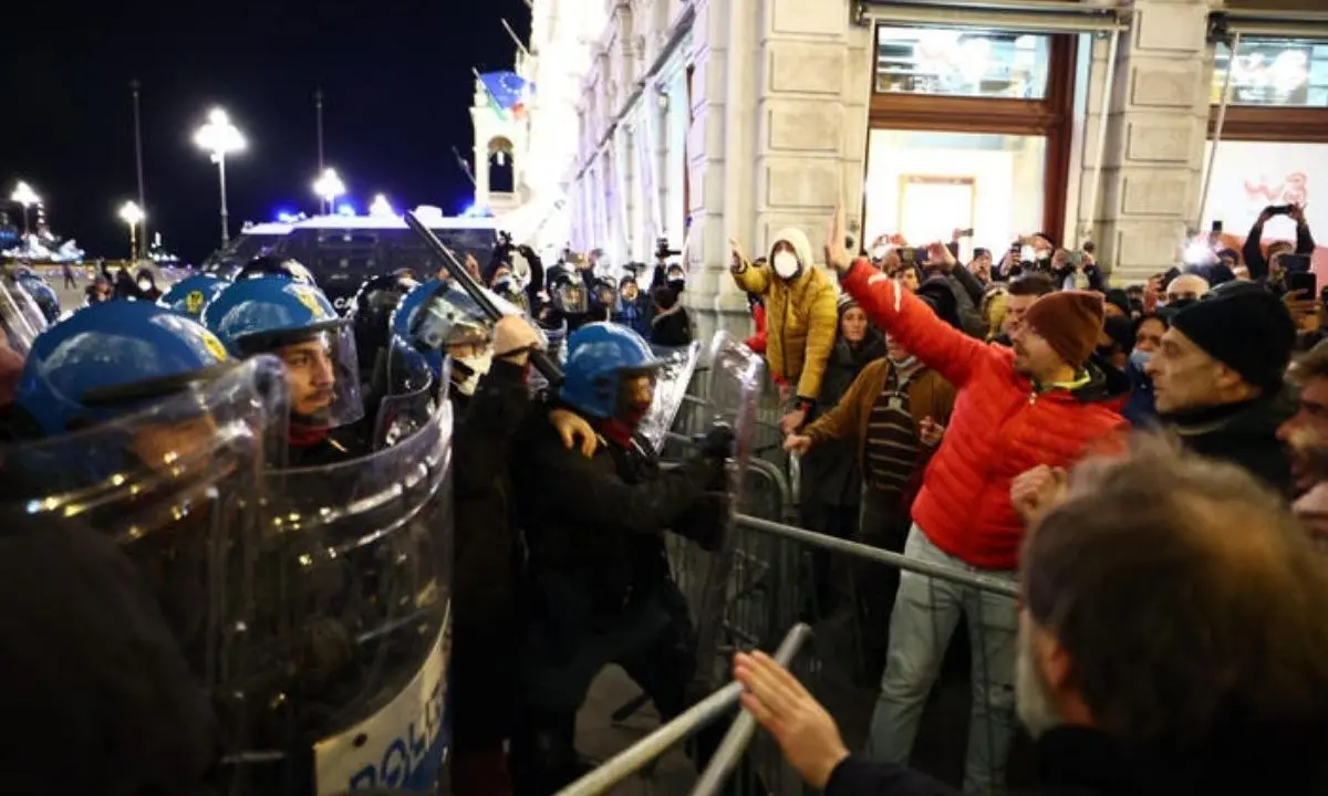 No green pass, sit-in di protesta in diverse città: scontri tra polizia e manifestanti a Trieste