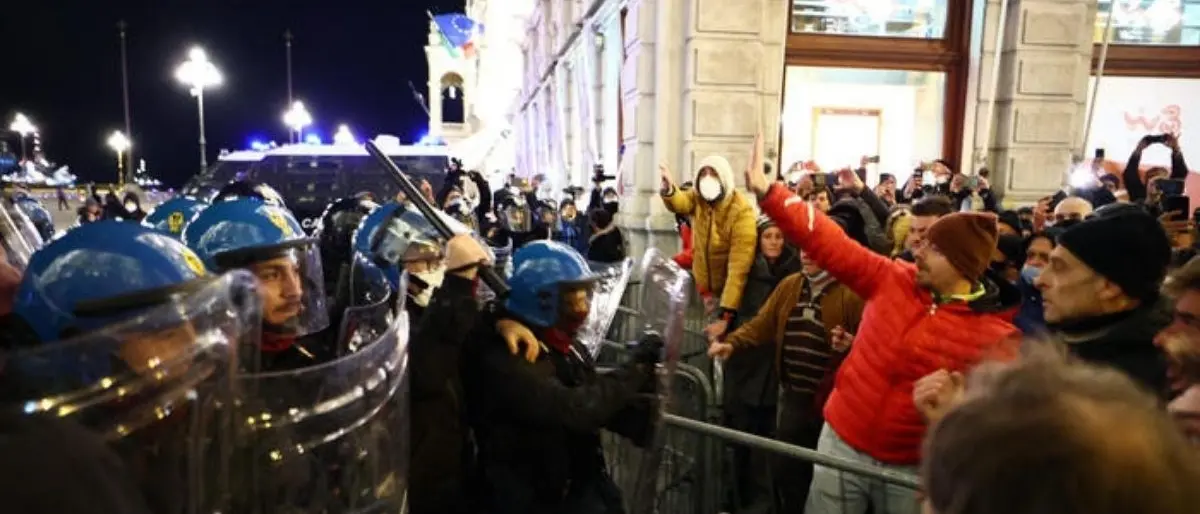 No green pass, sit-in di protesta in diverse città: scontri tra polizia e manifestanti a Trieste