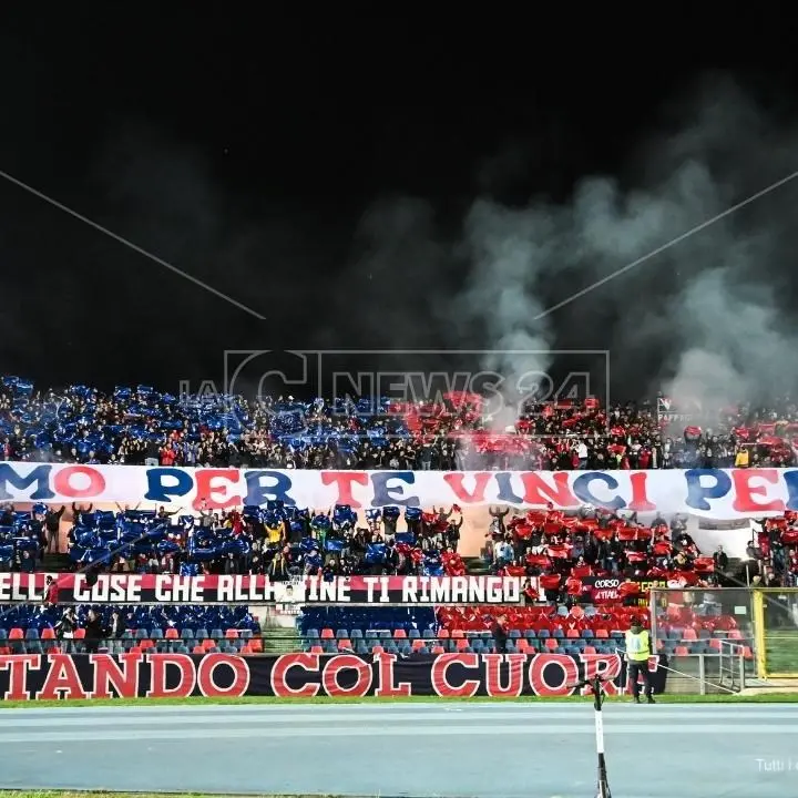 Derby Cosenza-Reggina, spettacolo sugli spalti: le foto delle coreografie