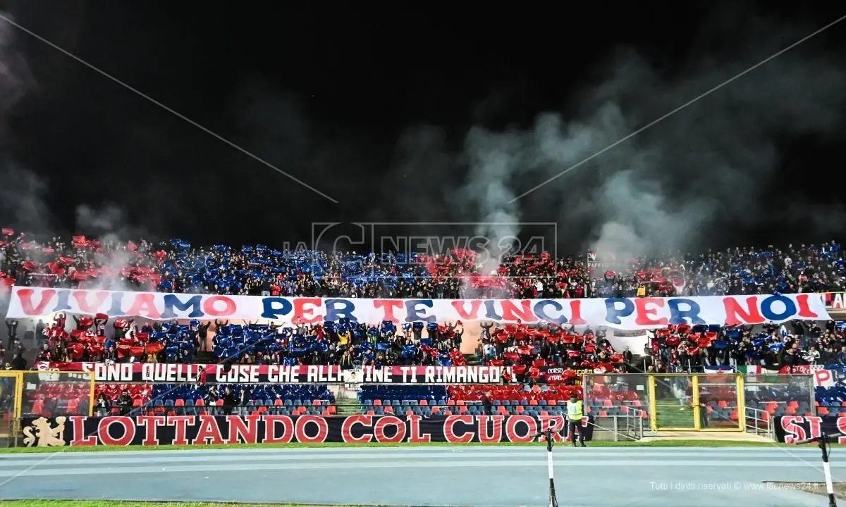 Derby Cosenza-Reggina, spettacolo sugli spalti: le foto delle coreografie