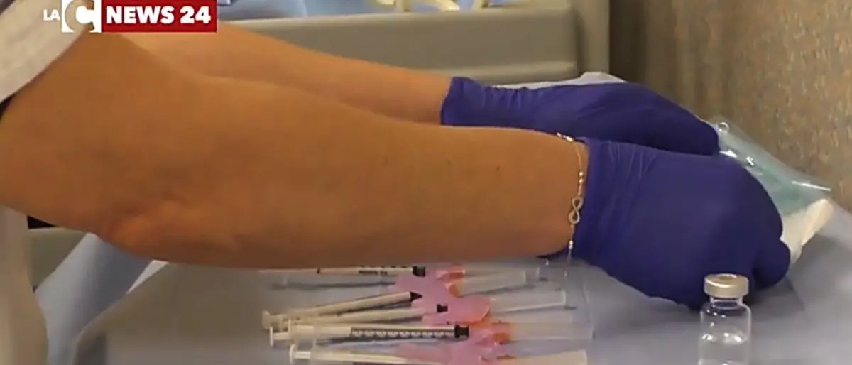 Covid, Calabria tra le regioni meno vaccinate d’Italia e tra le 4 che rischiano di uscire dalla zona bianca