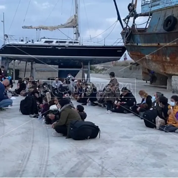 Migranti, nuovo sbarco nella Locride: al porto di Roccella approdano in 96