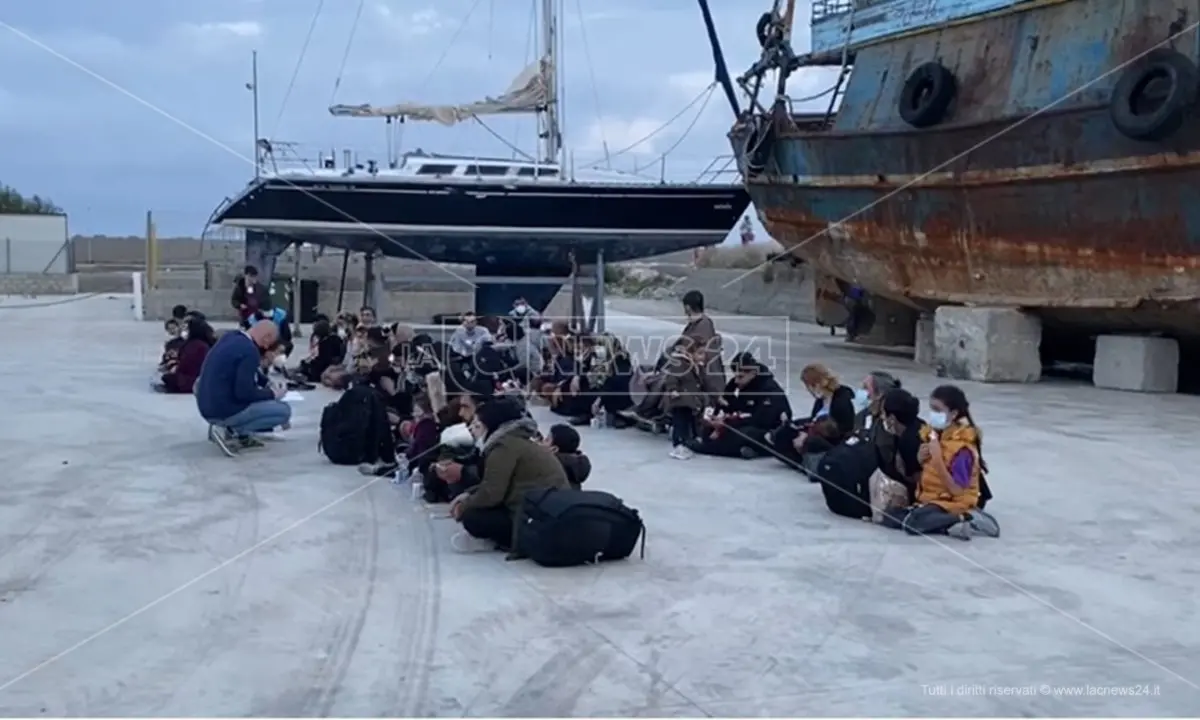 Migranti, nuovo sbarco nella Locride: al porto di Roccella approdano in 96