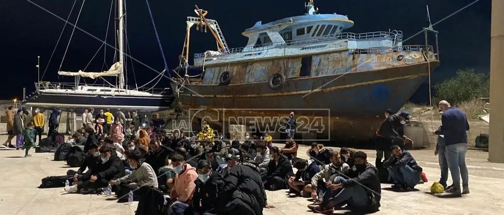Migranti, in barca a vela dalla Turchia a Roccella Jonica: «Il viaggio pagato dai parenti»