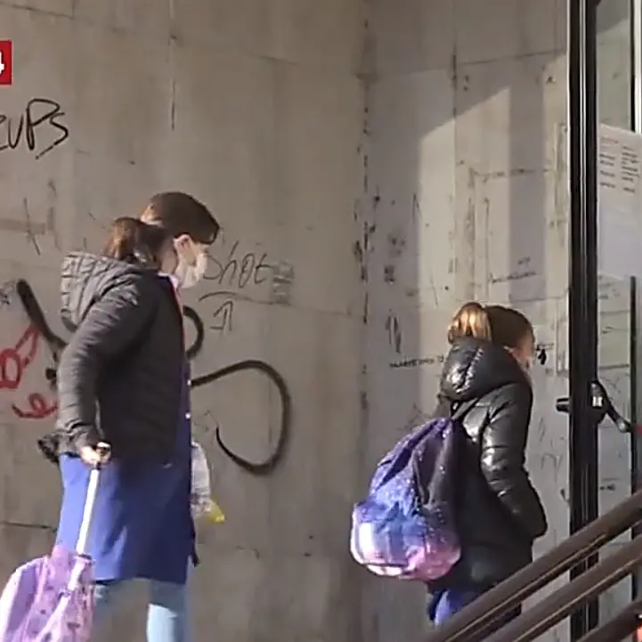 Covid, nelle scuole scattano le nuove regole per la gestione dei positivi: classi in quarantena con 3 casi