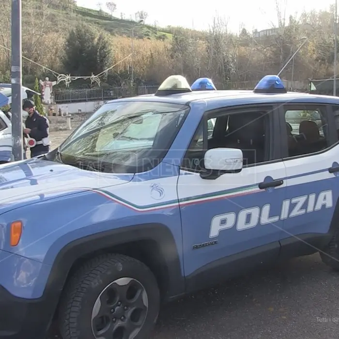 Cosenza, afferra i figli cercando di gettarli fuori dalla finestra: fermato dalla polizia