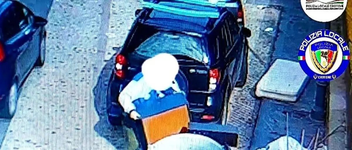 Crotone, entrano in funzione le fototrappole contro l’abbandono dei rifiuti: scatta la prima sanzione