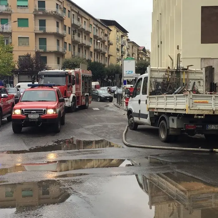 Cosenza, scantinati della sede Inps allagati: traffico in tilt tra Via Misasi e Piazza Loreto