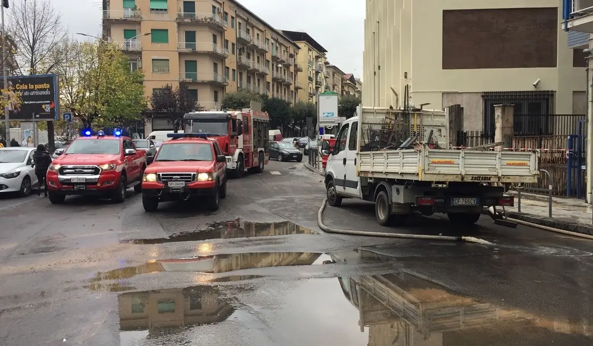 Cosenza, scantinati della sede Inps allagati: traffico in tilt tra Via Misasi e Piazza Loreto