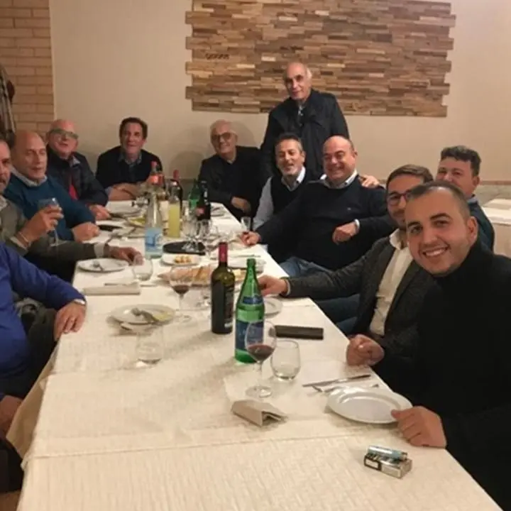 Rende, la cena delle polemiche: botta e risposta sui social tra maggioranza e opposizione