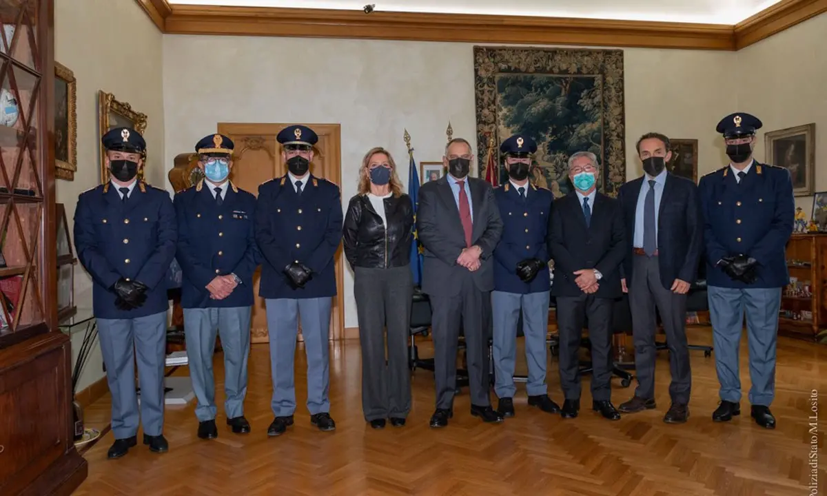 Sbarco a Crotone, il capo della Polizia incontra gli agenti che hanno sfidato le onde per salvare i migranti