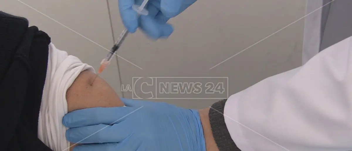 Covid, in Calabria open vax days per la terza dose a over 60 e fragili