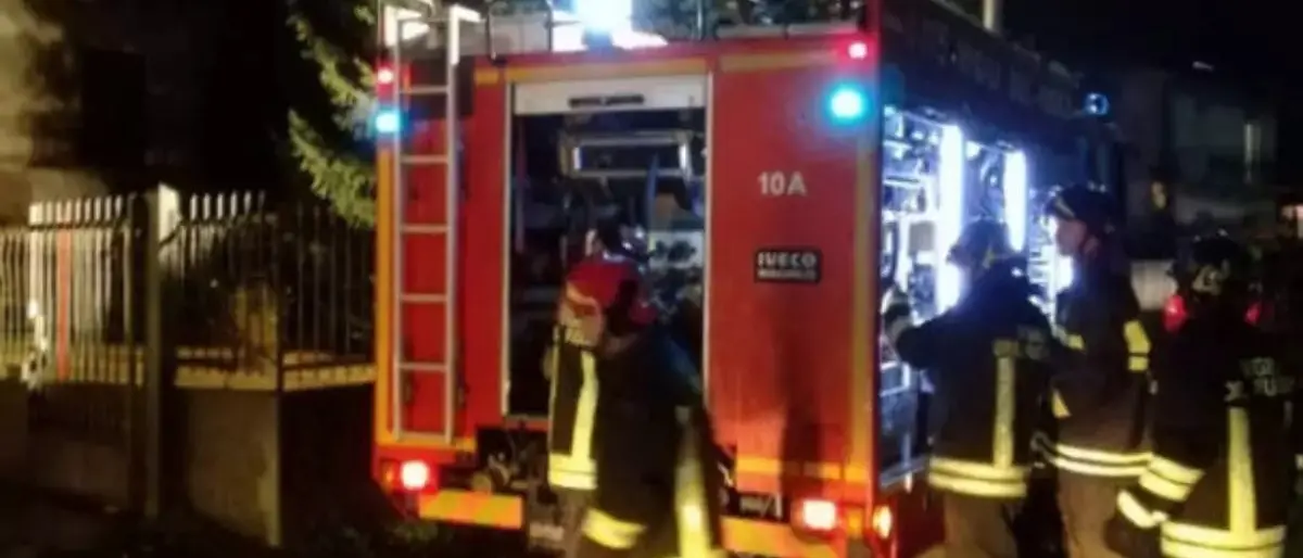 Notte di fuoco nella Locride: in fiamme casolari e auto tra Siderno, Roccella e Bovalino