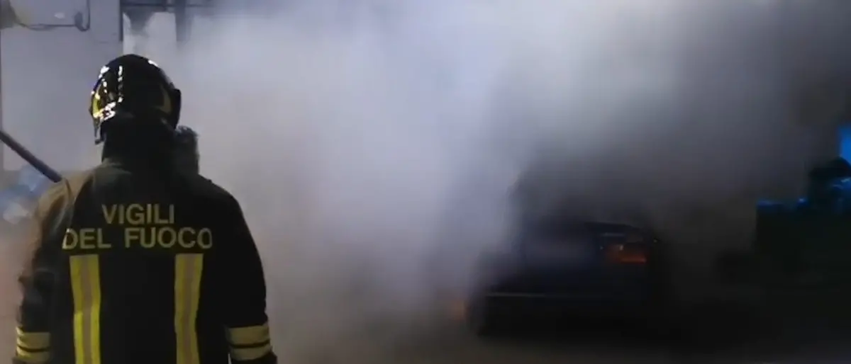 Incendio distrugge un’auto a Corigliano-Rossano, oltre 50 casi simili in meno di un anno