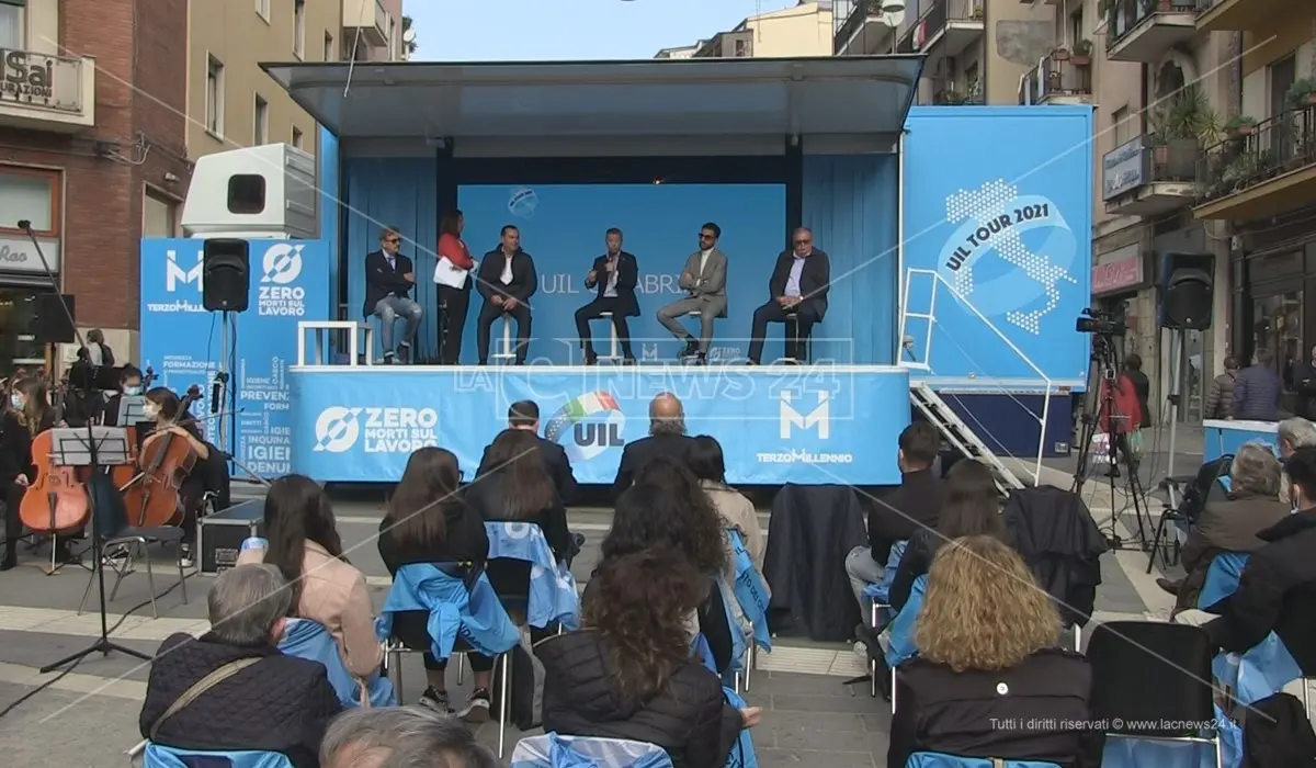 Lavoro, il tour nazionale della Uil tocca Cosenza: «Basta morti bianche, è una carneficina»