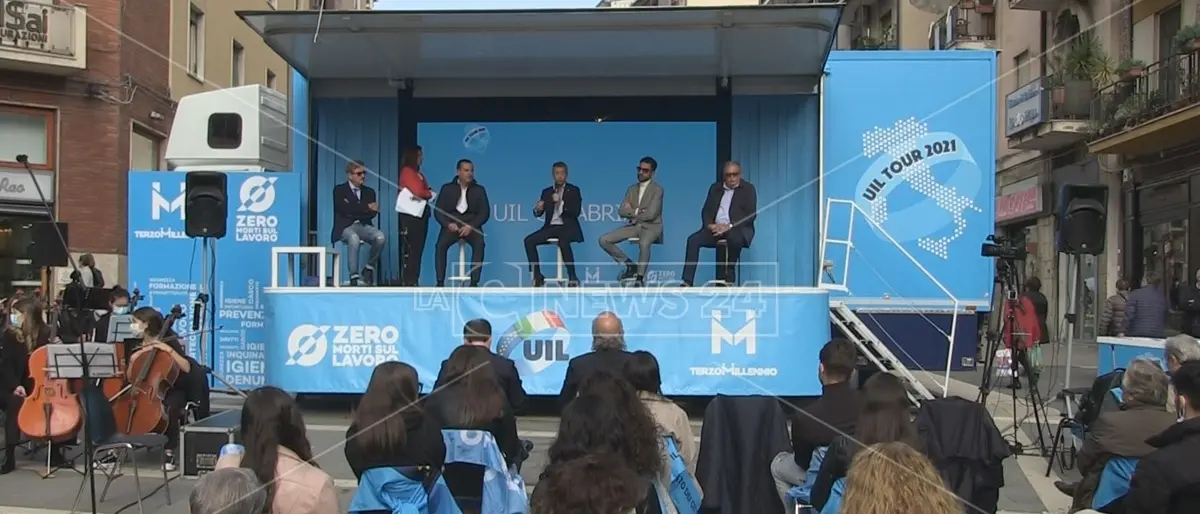 Lavoro, il tour nazionale della Uil tocca Cosenza: «Basta morti bianche, è una carneficina»