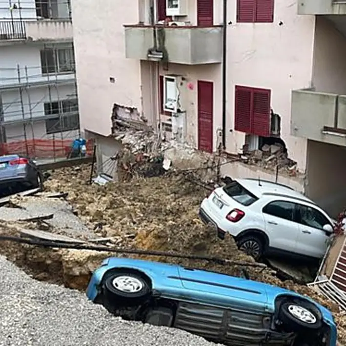 Il maltempo infuria in Sicilia, auto trascinate dal fango e muri crollati. Il prefetto di Agrigento: «Non uscite»
