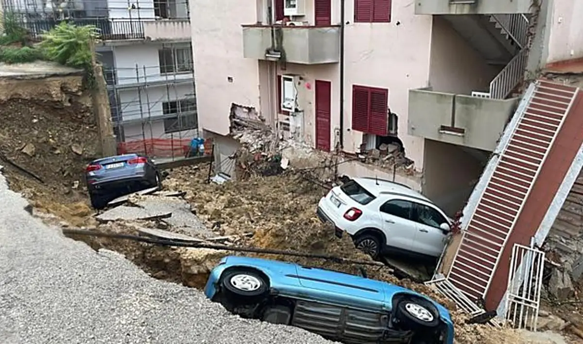 Il maltempo infuria in Sicilia, auto trascinate dal fango e muri crollati. Il prefetto di Agrigento: «Non uscite»