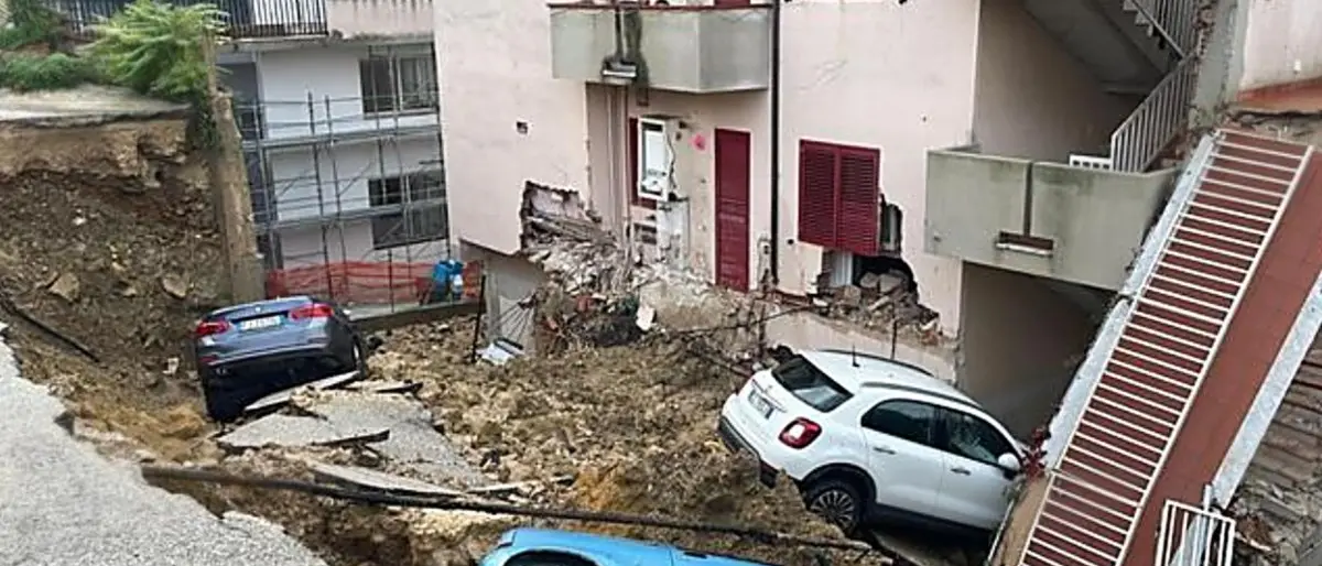Il maltempo infuria in Sicilia, auto trascinate dal fango e muri crollati. Il prefetto di Agrigento: «Non uscite»