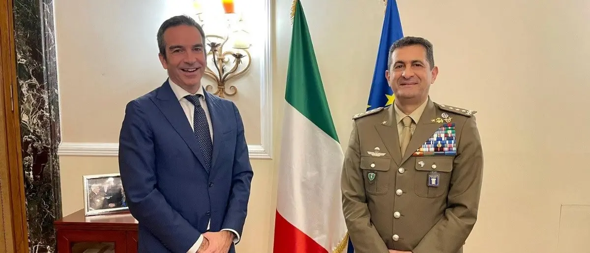 Occhiuto a colloquio con Figliuolo: «Rinnoverà i contratti agli operatori sanitari degli hub vaccinali»