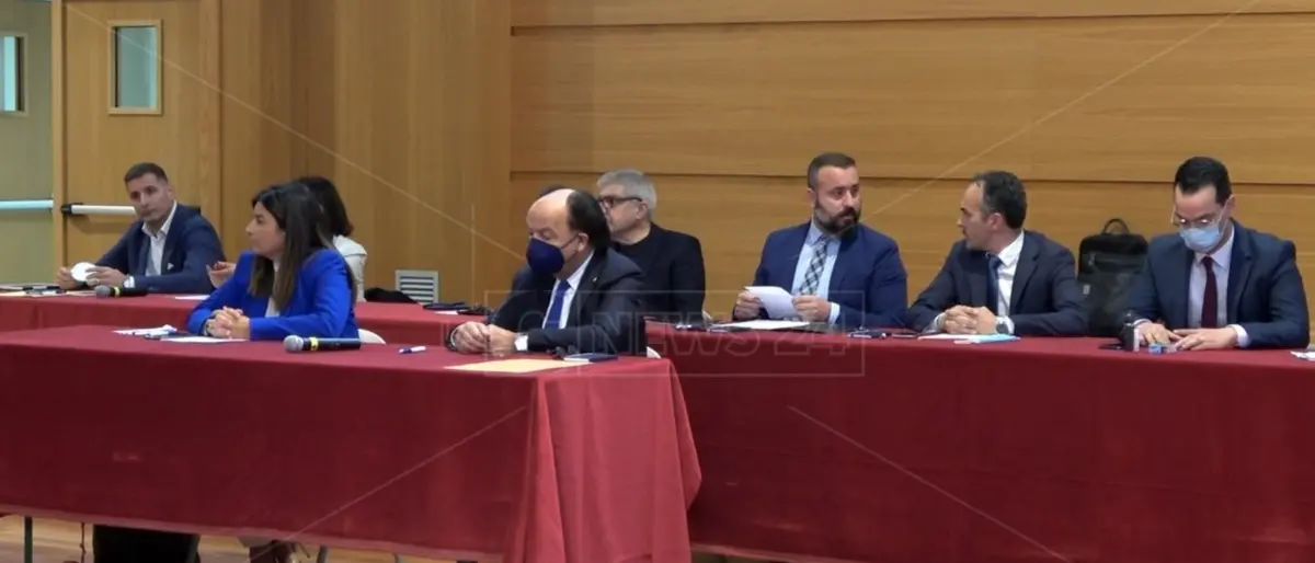 Lamezia Terme, cinque consiglieri comunali indagati: chiesta l’archiviazione