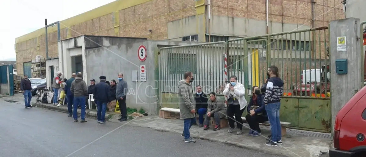 Stipendi in ritardo, lavoratori di Locride Ambiente di nuovo in protesta a Siderno