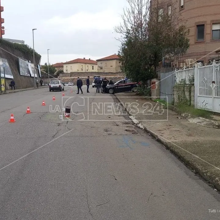 Incidente a Cosenza, investe un carabiniere e scappa: il militare in prognosi riservata