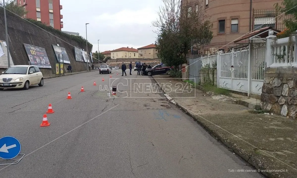 Incidente a Cosenza, investe un carabiniere e scappa: il militare in prognosi riservata