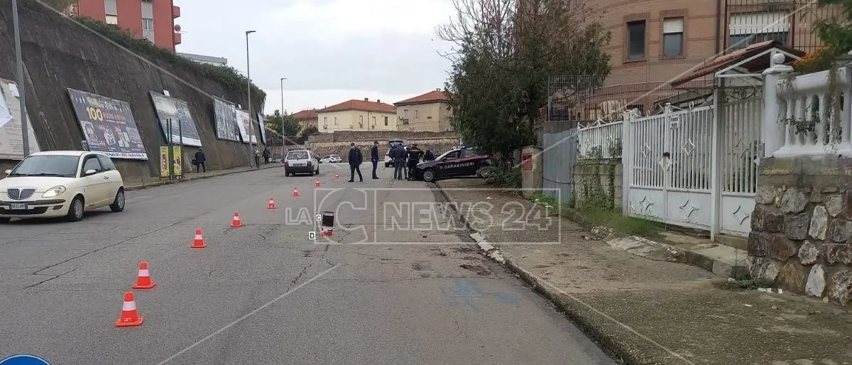 Incidente a Cosenza, investe un carabiniere e scappa: il militare in prognosi riservata
