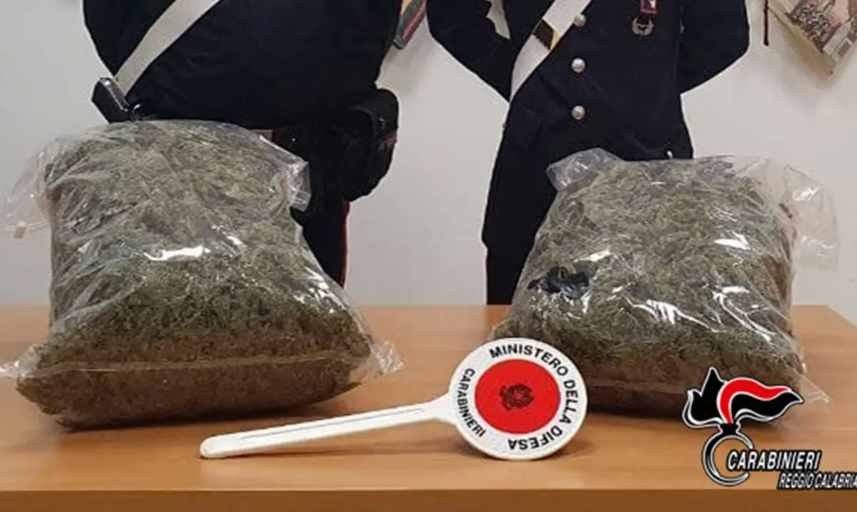 Due arresti nel Reggino e sei chili di marijuana sequestrati, una parte era nascosta nella lavatrice