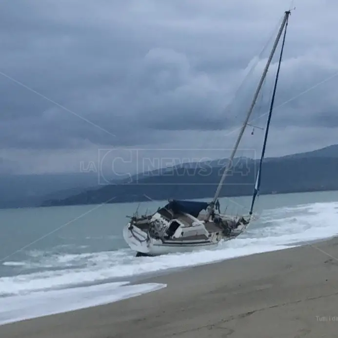 Imbarcazione spiaggiata sulla costa ionica Catanzarese: indaga la polizia