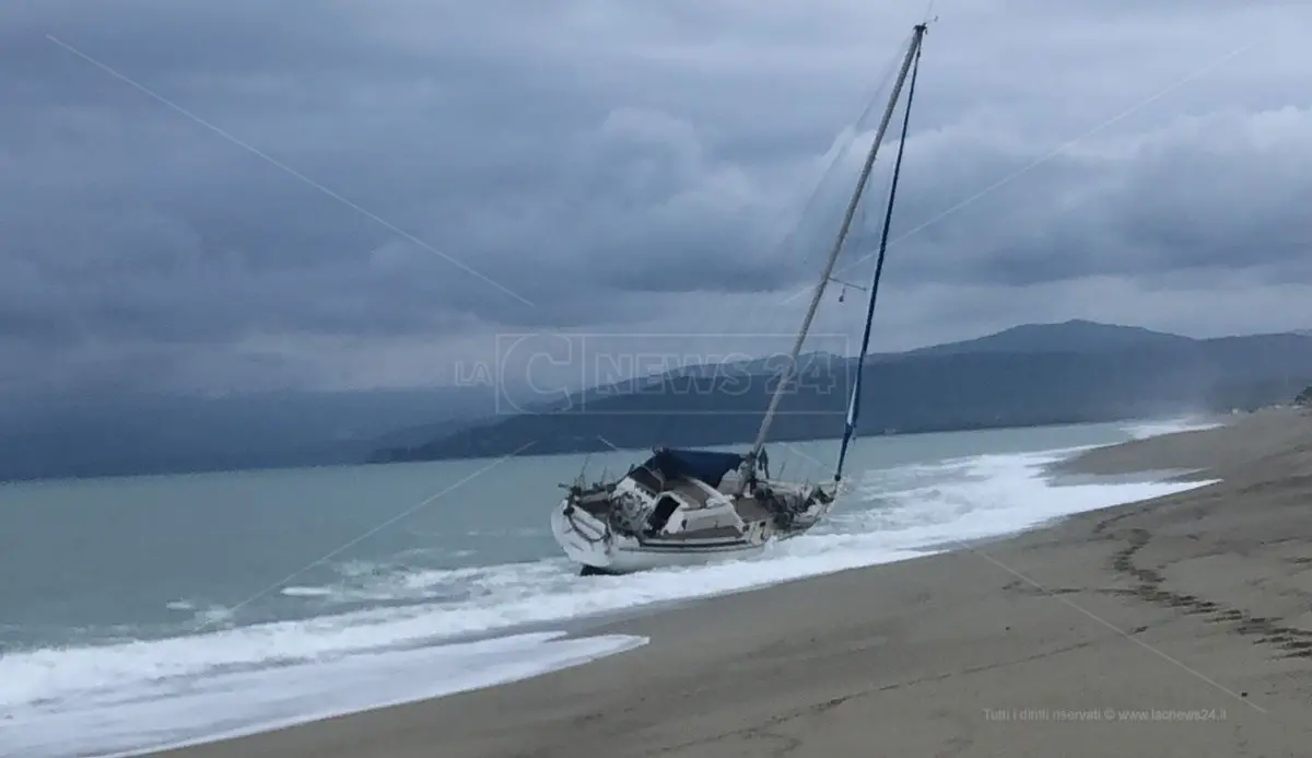 Imbarcazione spiaggiata sulla costa ionica Catanzarese: indaga la polizia