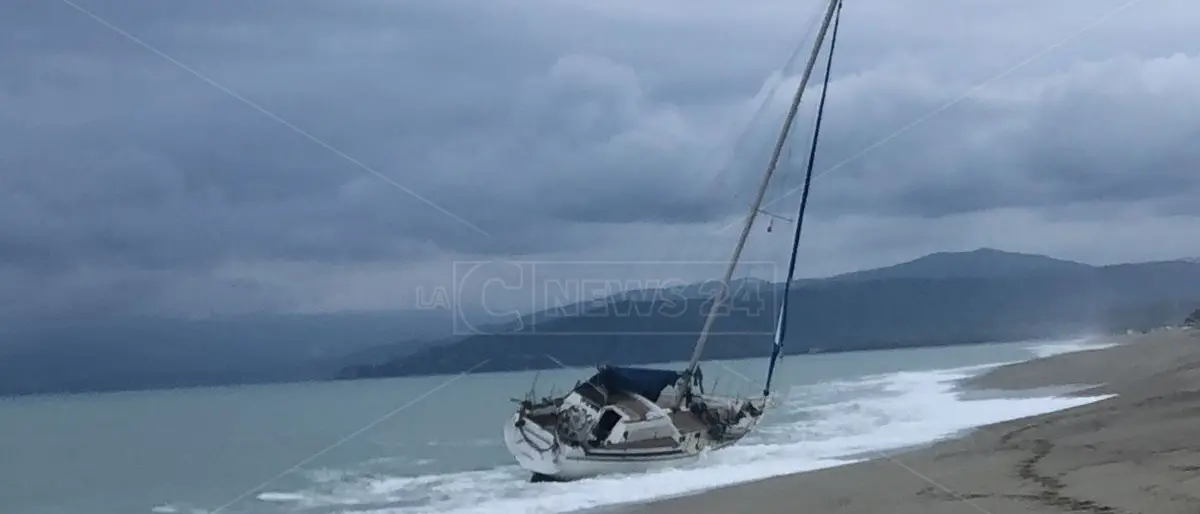 Imbarcazione spiaggiata sulla costa ionica Catanzarese: indaga la polizia