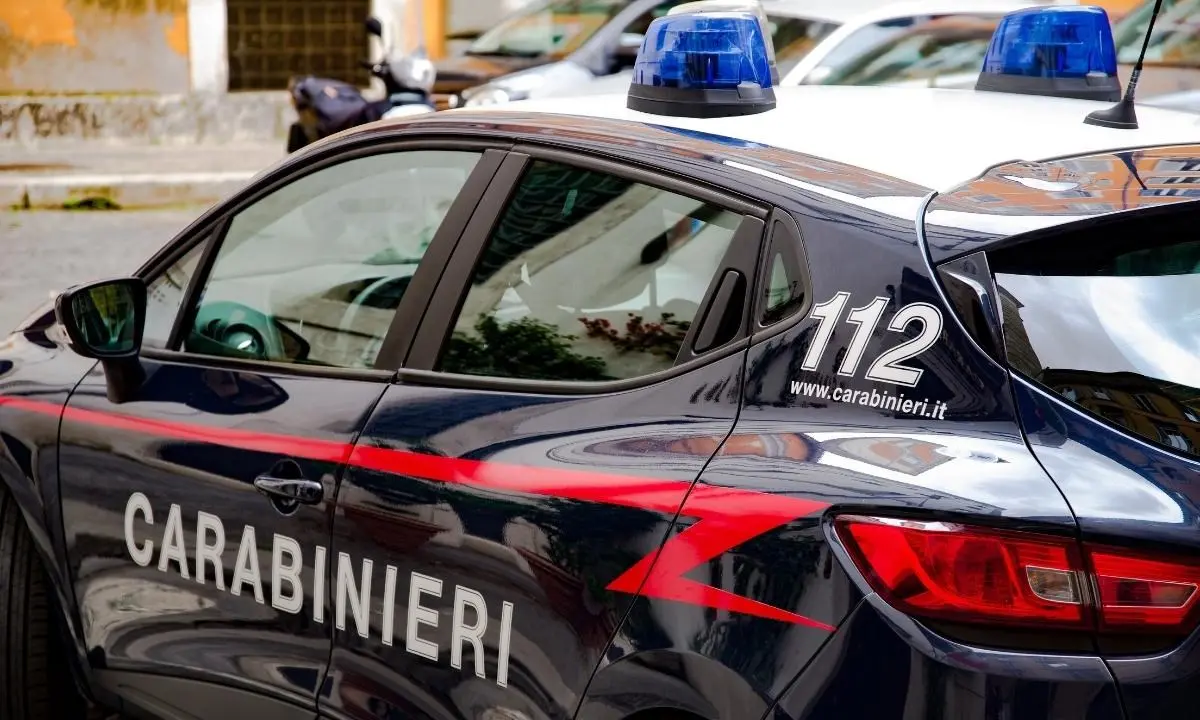 Corigliano Rossano, tenta di colpire la convivente con un’ascia: arrestato 51enne
