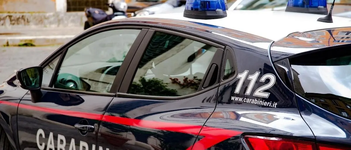 Corigliano Rossano, tenta di colpire la convivente con un’ascia: arrestato 51enne